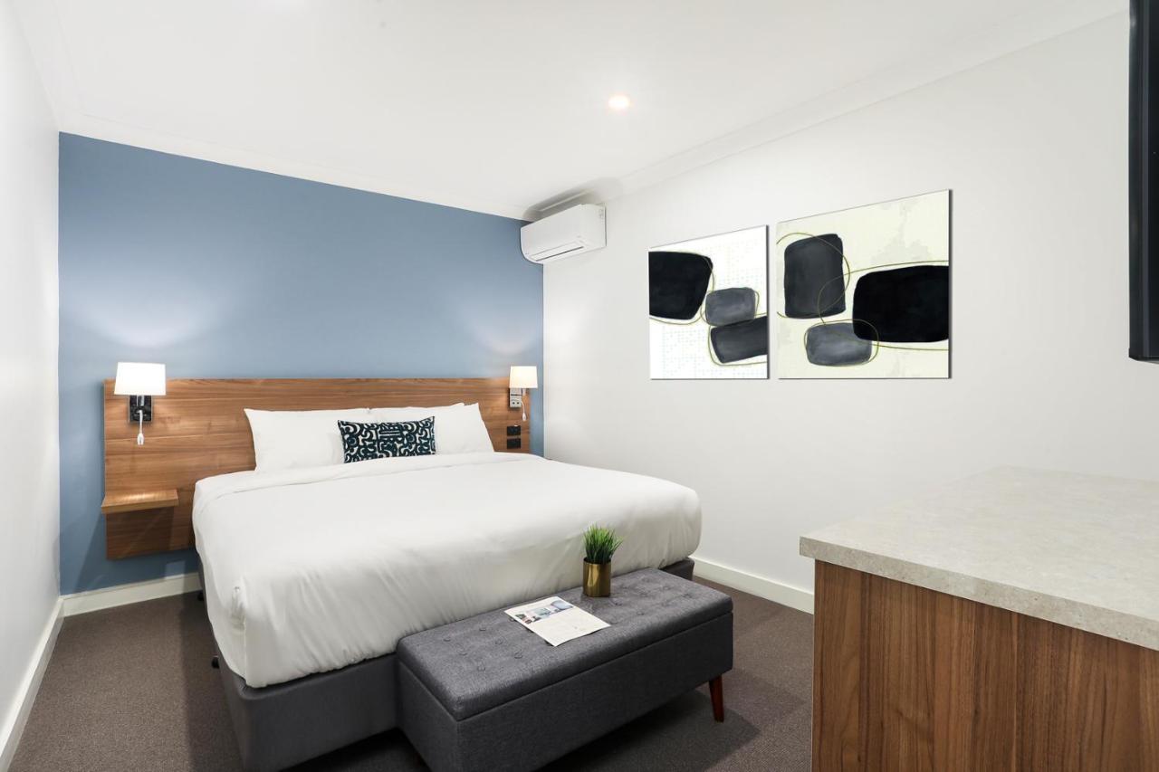 & 4* Killara