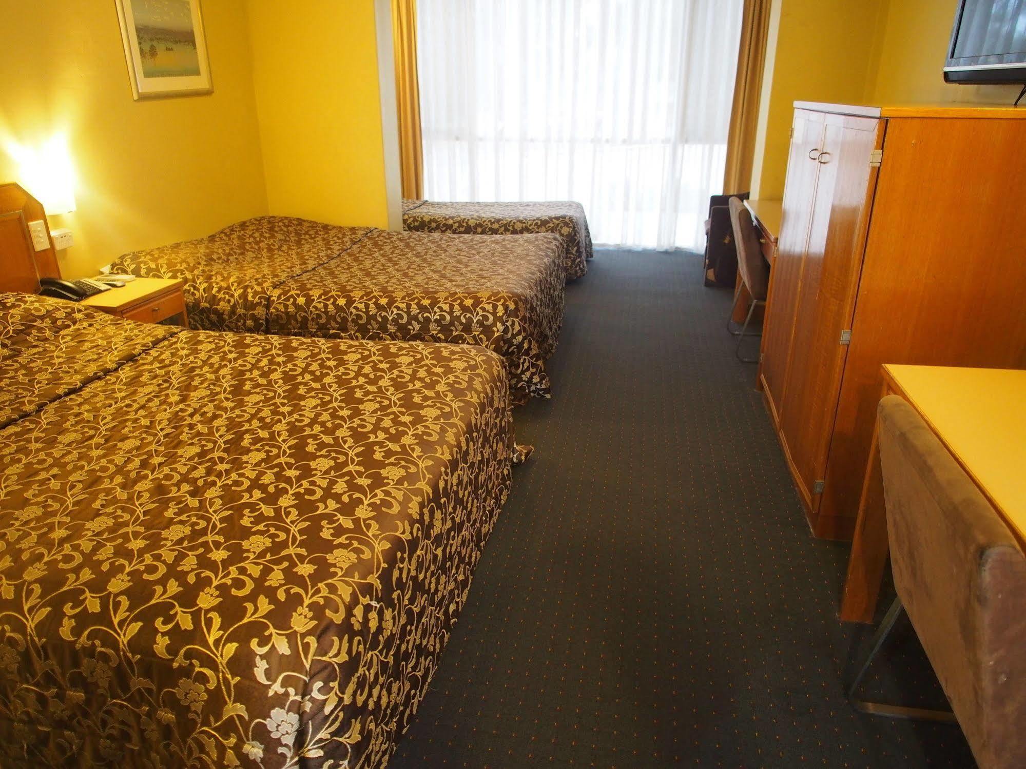 Motel &