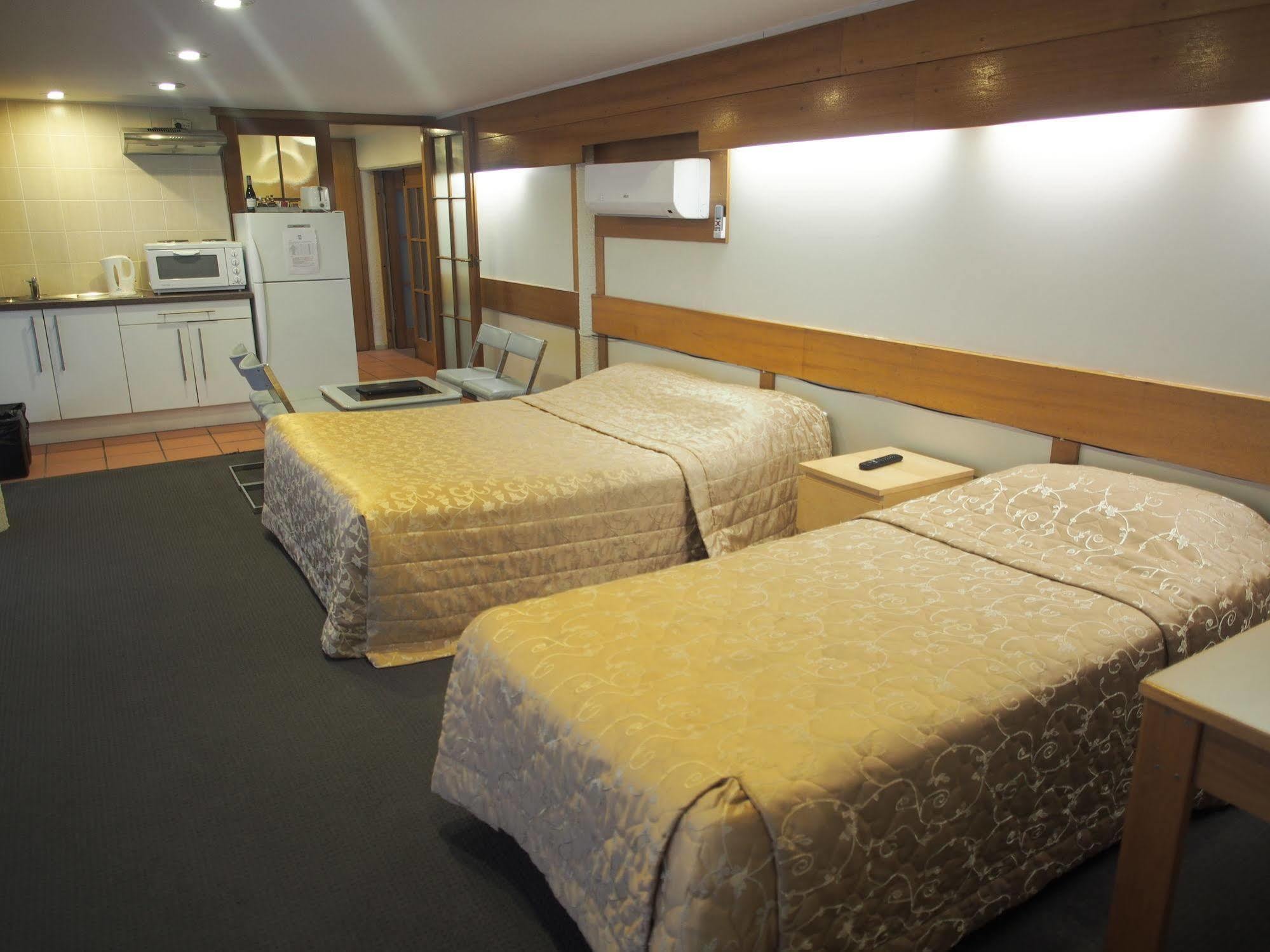 & Motel 4*