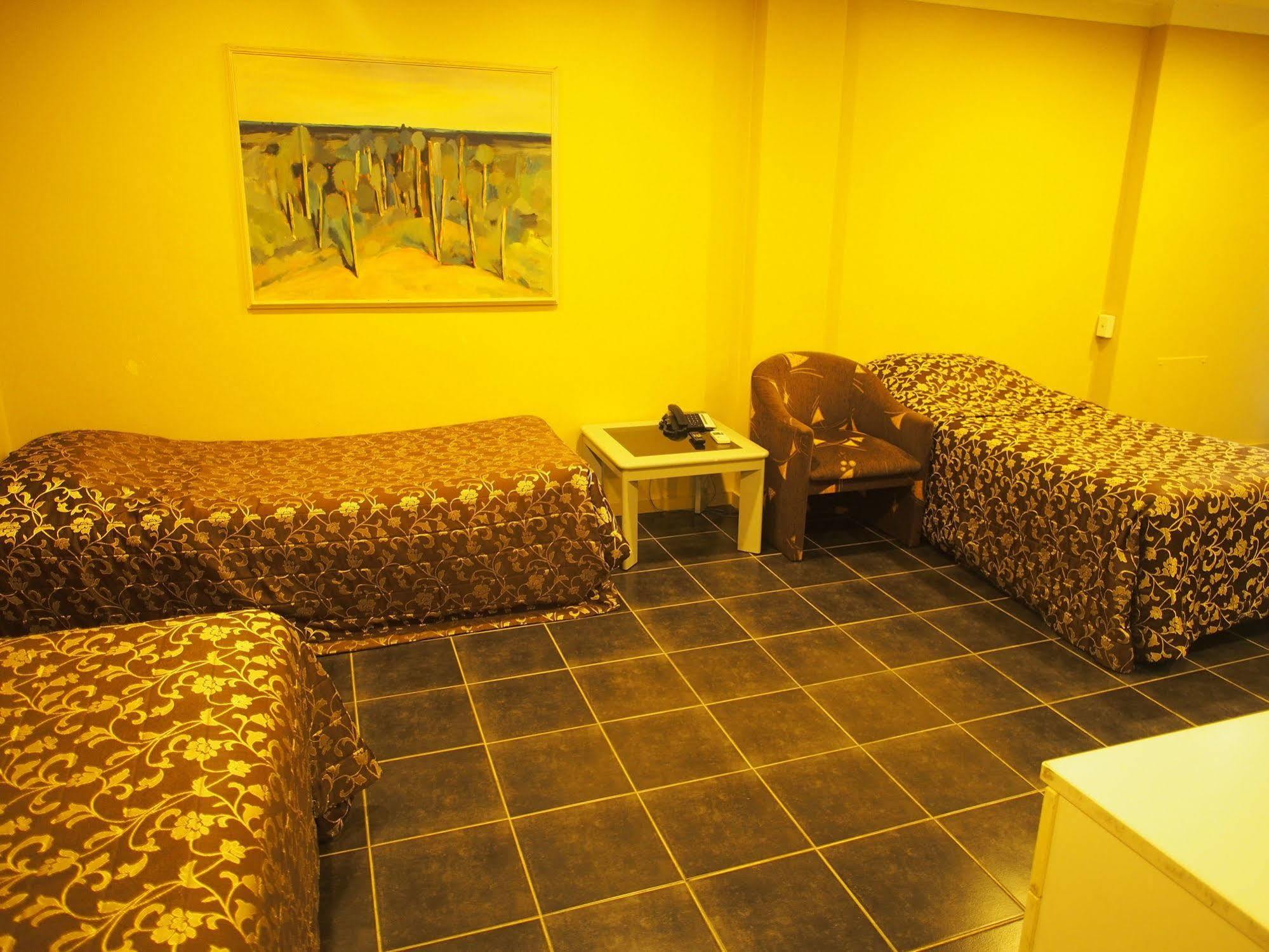 Motel & 4*